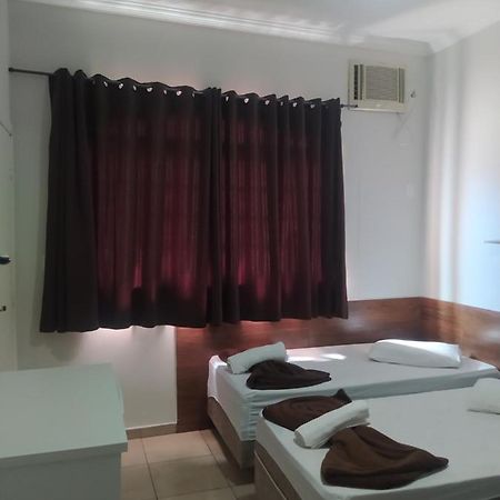 Pousada Quarto Familiar Com Ar,Frigobar,Wi Fi, Garagem 阿帕雷西达 外观 照片